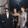 Kim Kardashian i Kylie Jenner pozują na pokazie Maison Margiela w prześwitujących sukienkach. Starsza Kardashianka dodała do swojej kreacji kontrowersyjne buty