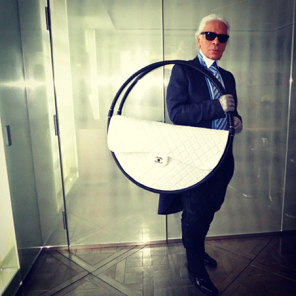 Karl Lagerfeld i torba plażowa-hoola hop Chanel / fot. Instragram Derek Blasberg