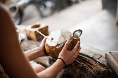 Wpływ kokosa na zdrowie i urodę - jakie są zalety wody kokosowej i co dają kosmetyki z kokosem?