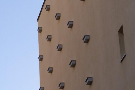 Budki lęgowe dla jerzyków na warszawskich budynkach