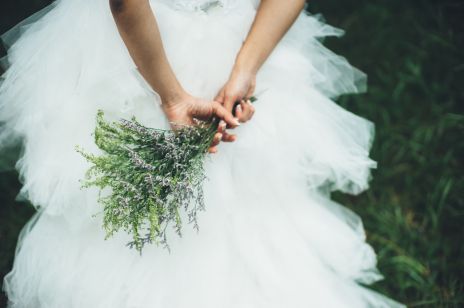 Przesądy ślubne i wróżby weselne. Kiedy najlepiej wziąć ślub, a czego unikać w bukiecie kwiatów?