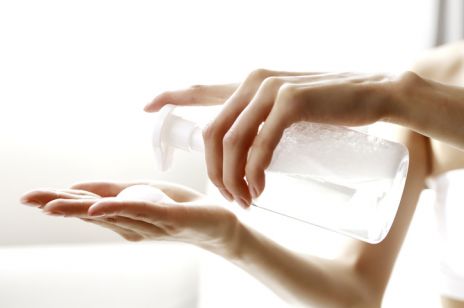 Jak zrobić żel antybakteryjny w domu? Przepis na skuteczny płyn do dezynfekcji rąk z alkoholem i na płyn z naturalnych składników