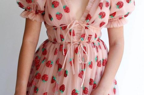 Ta boho sukienka we wzór truskawek jest hitem na Instagramie i TikToku. Viralowa #strawberrydress na początku była jednak krytykowana
