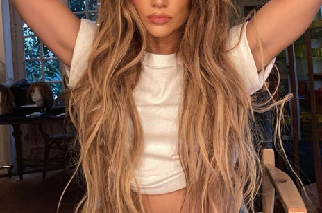 Jennifer Lopez bez makijażu przed kamerą! Gwiazda pokazała jakich kosmetyków używa do demakijażu