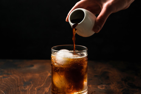 Koktajle z nutą kawy: 2 przepisy na drinki, które podbiją serca kawoszy