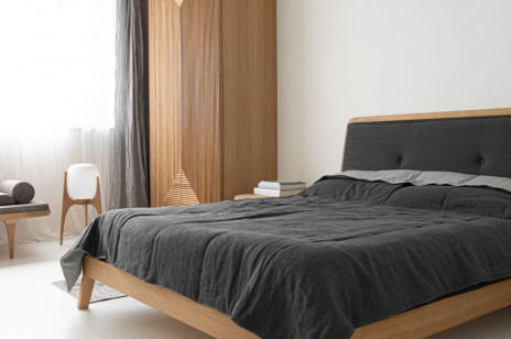 Minimalistyczna sypialnia. Drewniane meble zaprojektowano specjalnie do tego wnętrza