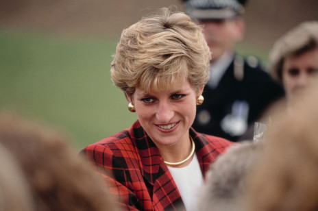 Księżna Diana uwielbiała te buty. Są modne do dziś i właśnie przeceniono je o 30%