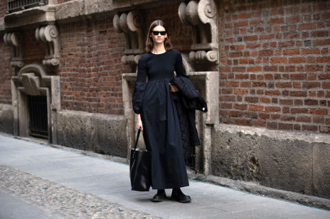 Najładniejsze czarne sukienki w minimalistycznym stylu, na które polujemy jesienią 2021