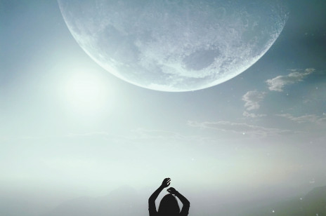 Pełnia księżyca - wpływ na człowieka. Co w tej fazie czuje twoje ciało i jak dostroić się do tej energii?