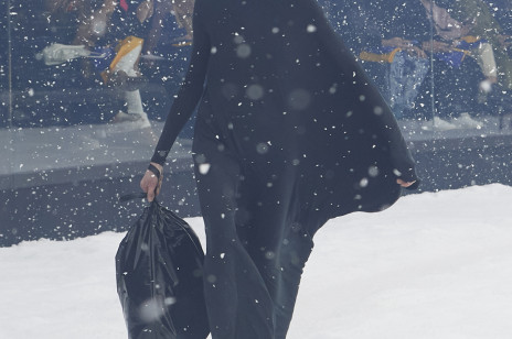 Balenciaga wypuściła modelki w śnieżycę. Ten pokaz mody wstrząsnął Paryżem