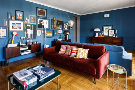 Niebieskie ściany i sofa, ręcznie tkane argentyńskie koce, ścienna galeria grafik i obrazów. Tak mieszkają Nicolo “Nick” Cerioni stylista wokalisty grupy Måneskin i filmowiec Leandro Emede