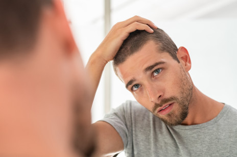 Zauważyłeś, że twoich włosów jest „mniej”? Podpowiadamy, jakich preparatów używać, aby zatrzyma proces łysienia