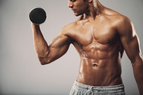 Jak ćwiczyć biceps i triceps w domu? 7 ćwiczeń na silne ręce i ramiona [DOMOWA SIŁOWNIA]