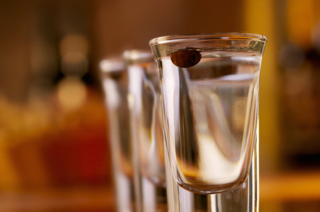 Sambuca – co to za alkohol i jak go pić? Poznaj różne sposoby