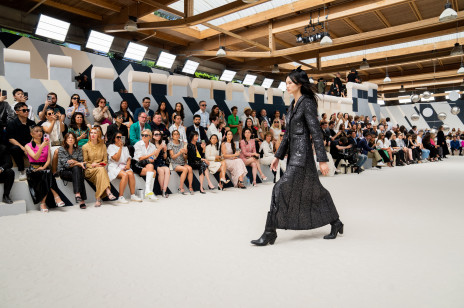 Chanel haute couture jesień-zima 2022/2023: atmosfera, detale i zbliżenia z pokazu słynnego francuskiego domu mody