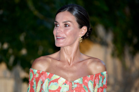 Królowa Hiszpanii Letycja znów włożyła sukienkę z sieciówki. Wzorzysty model z wycięciami jest wciąż dostępny w sklepach
