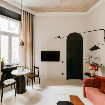Kolorowy minimalizm w niewielkim mieszkaniu, projekt: Mistovia