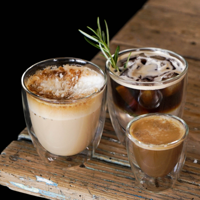 Breadcrumbs cappuccino, tonic espresso czy owsiane flat white? Zaskakujące przepisy na kawę, które przyrządzisz w domu