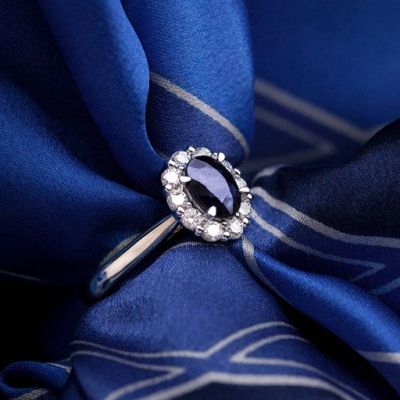Biżuteria w kolorze Classic Blue, którą chcemy mieć jeszcze w tym roku