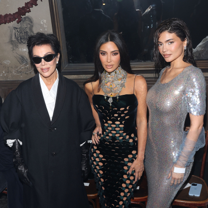 Kim Kardashian i Kylie Jenner pozują na pokazie Maison Margiela w prześwitujących sukienkach. Starsza Kardashianka dodała do swojej kreacji kontrowersyjne buty