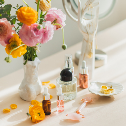 Jak zrobić własne perfumy? Przepis na zapach DIY