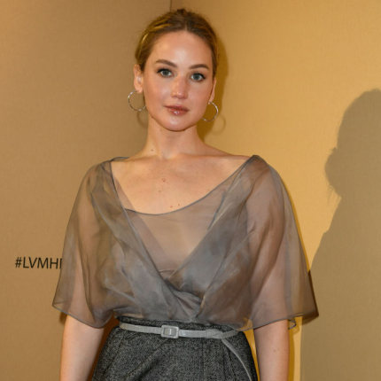 Jennifer Lawrence jak stylowa paryżanka lansuje estetykę "Ladylike". Ulubiony styl eleganckich minimalistek to silny trend na wiosnę 2024