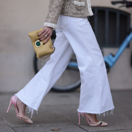 Jak nosić białe jeansy na wiosnę? Stylizacje w francuskim stylu