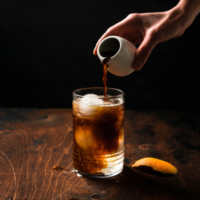 Koktajle z nutą kawy: 2 przepisy na drinki, które podbiją serca kawoszy