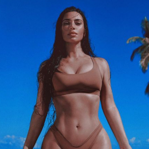 Najnowsza linia kostiumów kąpielowych SKIMS - marki Kim Kardashian.