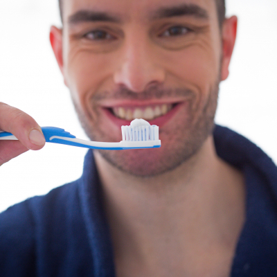 Wybielanie zębów sodą: jak to działa?