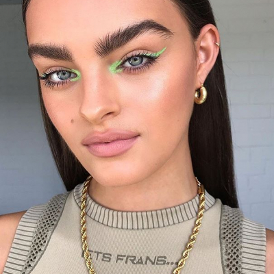 Ten neonowy makijaż oczu jest teraz hitem na Instagramie [Trendy 2020]