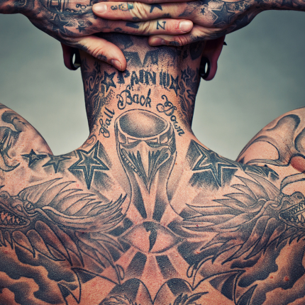 Tatuaż na plecach: męskie inspiracje, różne wzory. Czy tatuaż na plecach boli?