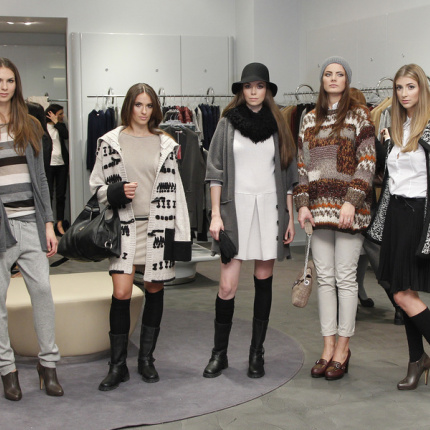 Modelki prezentują kolekcję Stefanel na sezon jesień-zima 2012/2013 (fot. Akpa)
