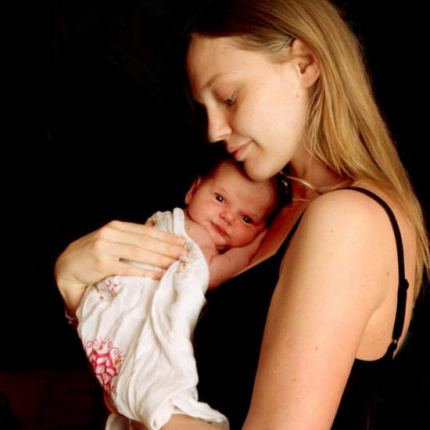 Sasha Pivovarova z córeczką Mią / fot. Twitter