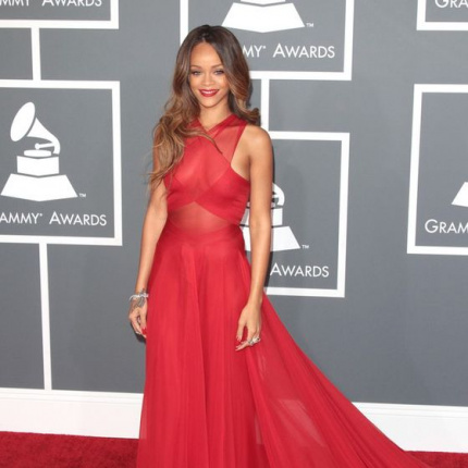 Czerwone sukienki gwiazd: Rihanna w sukni Azzedine Alaia na rozdaniu nagród Grammy 2013, fot. East News