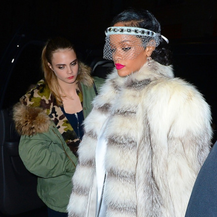 Rihanna i Cara Delevingne pod nowojorskim klubem 40/40, w którym odbyła się impreza Barbadoski, fot. East News