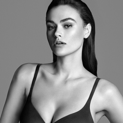 Myla Dalbesio w kampanii bielizny Calvin Klein