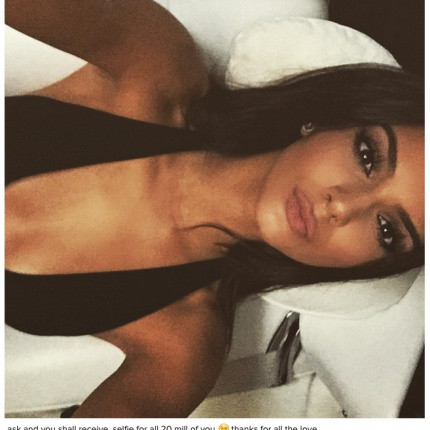 10 najpopularniejszych zdjęć na Instagramie w 2015 roku.
10. miejsce należy do Kendall Jenner, która opublikowała swoje selfie z okazji zdobycia 20 milionów followersów. Post zdobył 2,2 miliony lajków