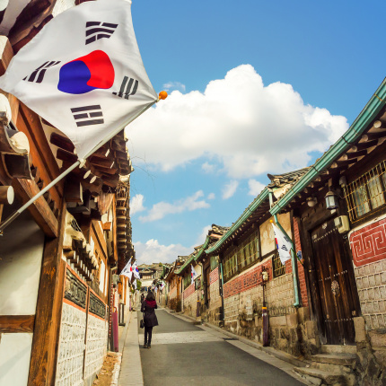 Uliczki zabytkowej dzielnicy Bukchon w Seulu wyglądają jak przed wiekami, ale dziś hanoki, czyli tradycyjne domy, mieszczą najczęściej hotele i restauracje. 