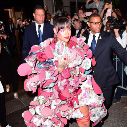 Rihanna - Met Gala 2017, suknia Comme des Garçons