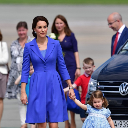 Księżna Kate i księżniczka Charlotte na lotnisku Okęcie, 19
