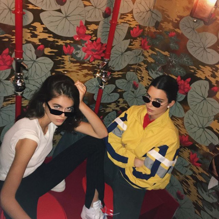 Modelki Kaia Gerber i Kendall Jenner w wąskich okularach