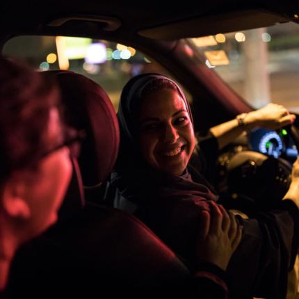 Saudyjka pierwszy raz w życiu za kierownicą