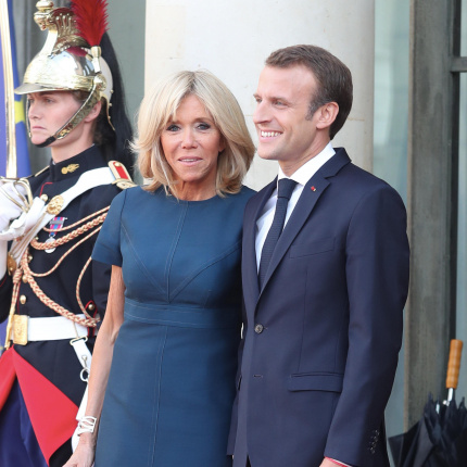 Prezydent Emmanuel Macron i Brigitte Macron czekają na reprezentację piłki nożnej w Pałacu Elizejskim, 16.07.2018.