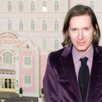 Wes Anderson na tle makiety Grand Budapest Hotel