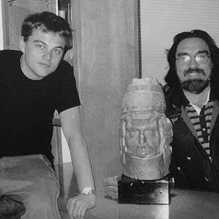 Leonardo DiCaprio z ojcem i rzeźbą Stanisława Szukalskiego