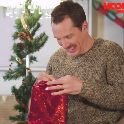 Benedict Cumberbatch otwiera nieudane prezenty gwiazdkowe