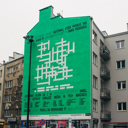 Mural z krzyżówką - promocja płyty "Małomiasteczkowy"