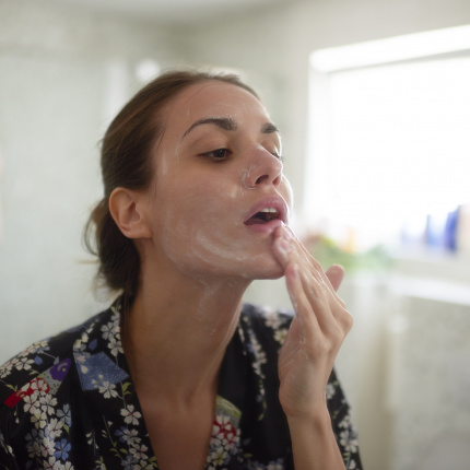7 błędów w pielęgnacji twarzy, które przyspieszają starzenie się skóry