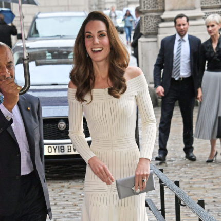 Kate Middleton w olśniewającej białej sukni na gali fundacji Action on Addiction [ELLE Spy]